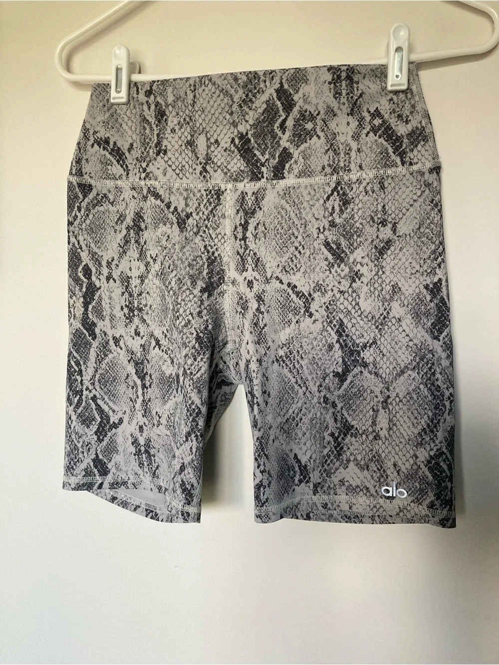 ALO Yoga High-Waist Snake Print Bike Shorts in Gray